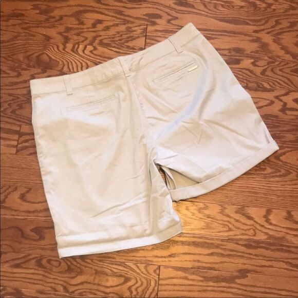 New York & Co Khaki Shorts: The Perfect Addition to Your Summer Wardrobe Sz 18 - Picture 4 of 10